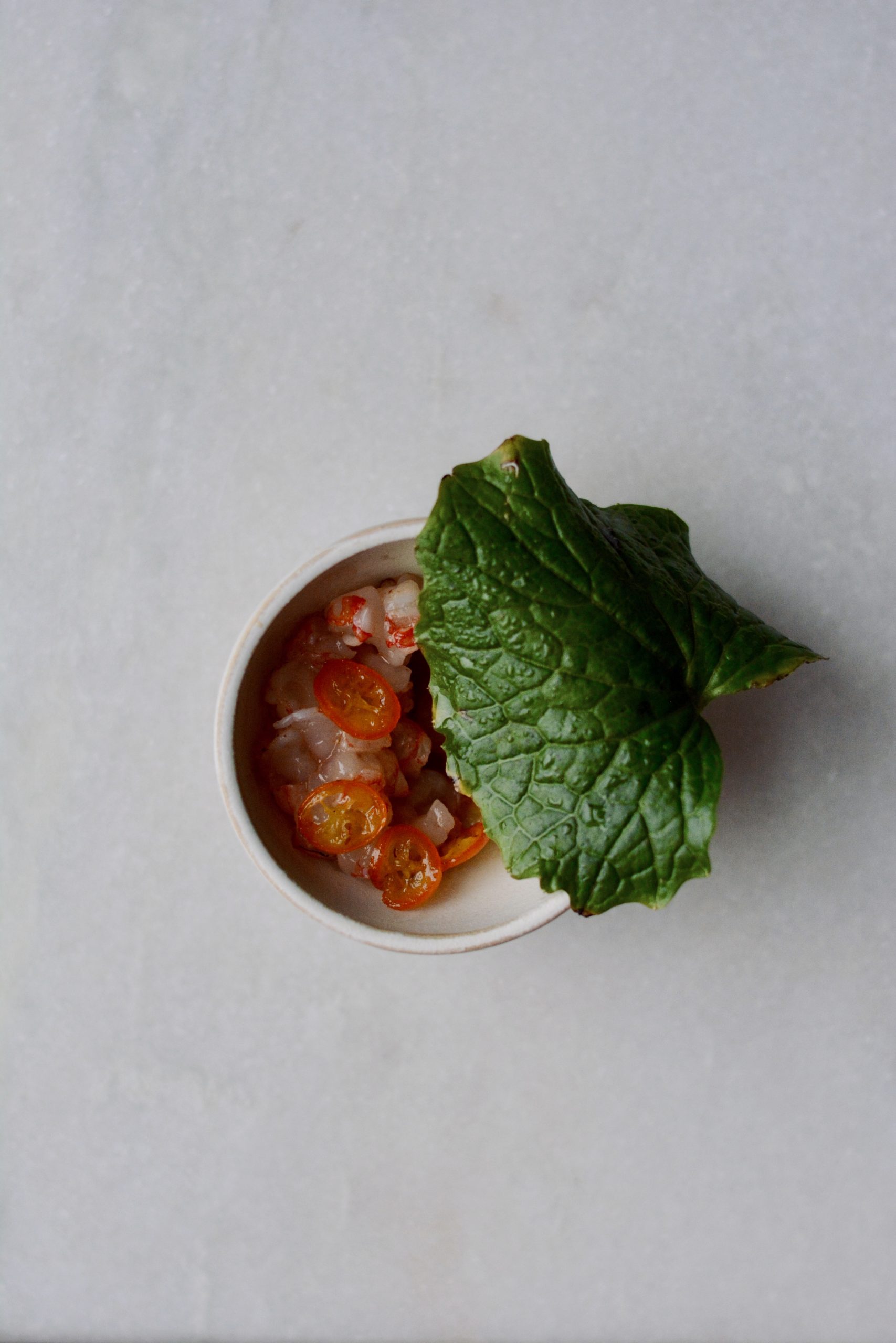 Tartar de gamba solpleteada/ kumquats asados con sal/ hoja de wasabi